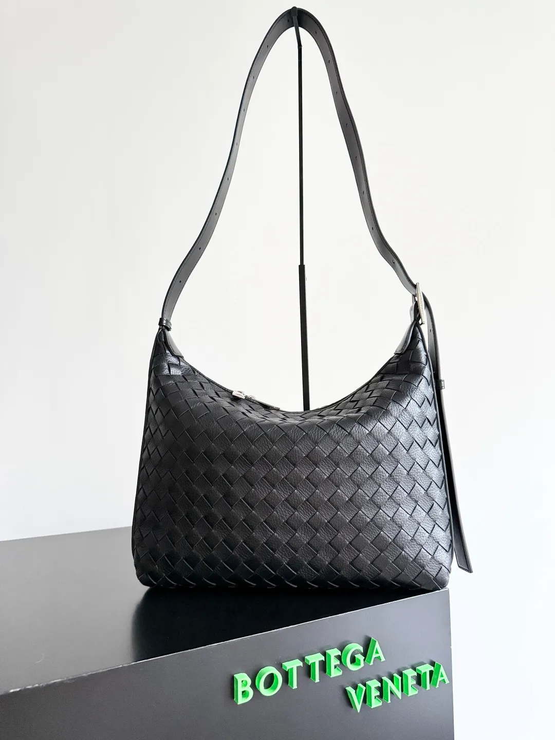 Batch 2760 BOTTEGA VENETA's new Traveler deerskin series is here! The travel season is coming soon, and I believe you must need a large-capacity and simple bag. This new Traveler is very in line with the current travel craze. The whole bag is designed with deerskin and is made of the highest quality leather. It feels tougher to the touch. The super large capacity is suitable for short trips. Traveling with friends and family does not require carrying heavy luggage. It is also very convenient for friends who often travel for work. You can carry two changes of clothes and a computer with you. It also comes with an adjustable shoulder strap to free your hands. Style number: 815748 Size: 35*29.5*8.5cm